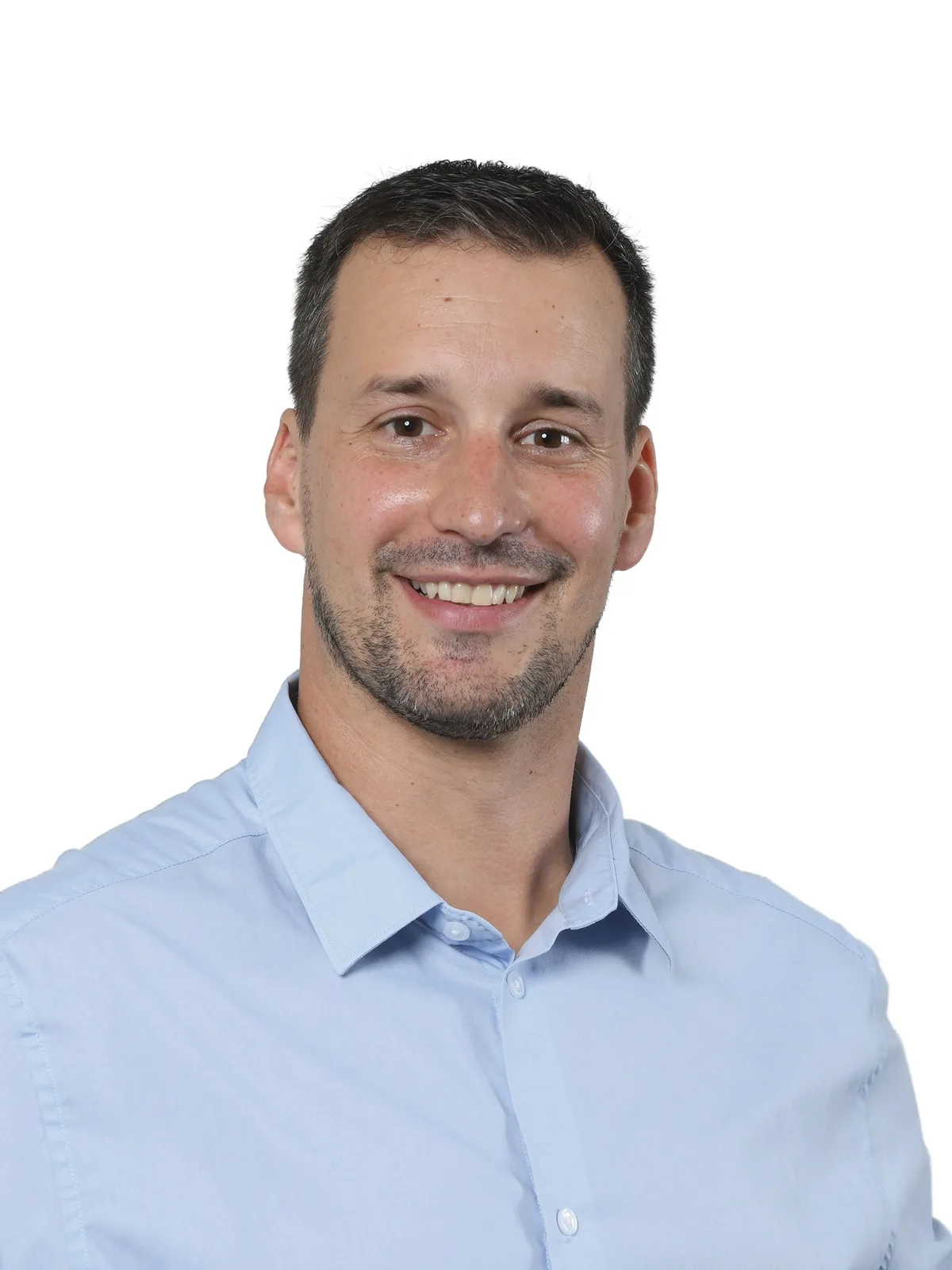 Ein Mann blickt in die Kamera.